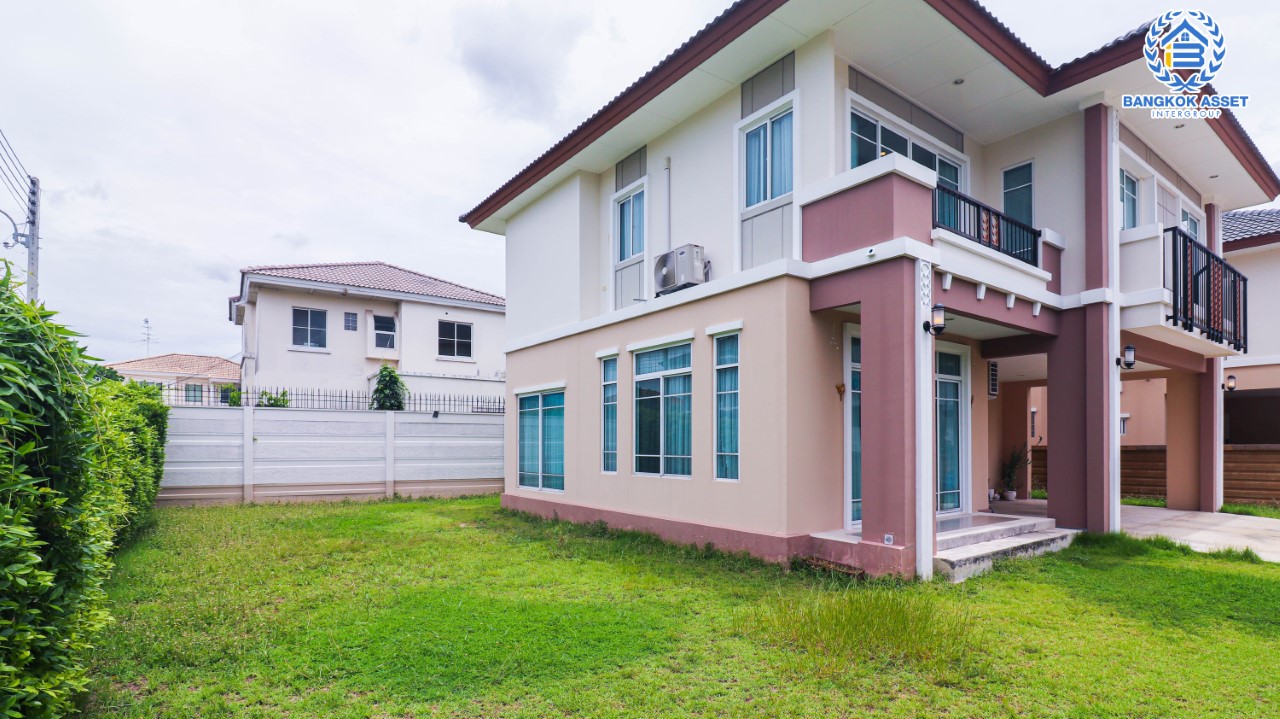 บ้านเดี่ยวมือสอง ม.ภัสสร26 ราชพฤกษ์-ติวานนท์ หลังมุม เนื้อที่กว้างขวางกว่า 90.90 ตร.ว. ฟังก์ชัน 3 ห้องนอน 3 ห้องน้ำ จอดรถได้ 2 คัน สภาพใหม่เหมือนมือหนึ่ง พร้อมเข้าอยู่ ทำเลเดินทางสะดวก หน้าโครงการติดถนนถนนราชพฤกษ์ ใกล้ทางด่วน "ศรีสมาน"